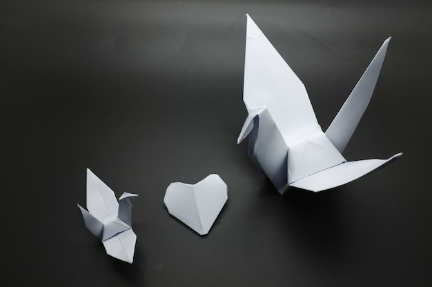 Aves y corazón de origami. Tarjeta de regalo para el Día de San Valentín. Concepto de amor sublime.