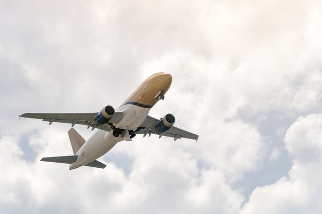 Aviación, viajes, concepto de transporte aéreo. Pasajeros avión comercial o jet de negocios volando entre las nubes.