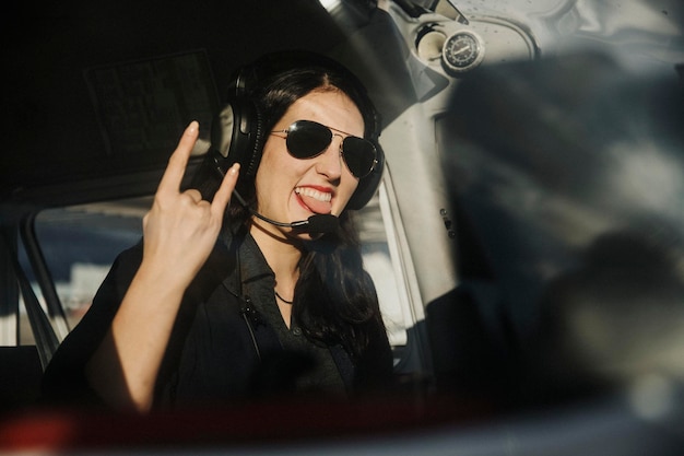 Aviador feliz con auriculares escuchando el tráfico aéreo