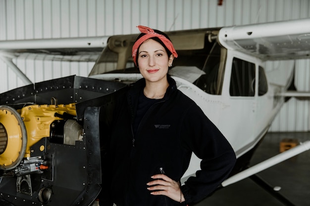 Aviador de pie junto al avión de hélice delantero