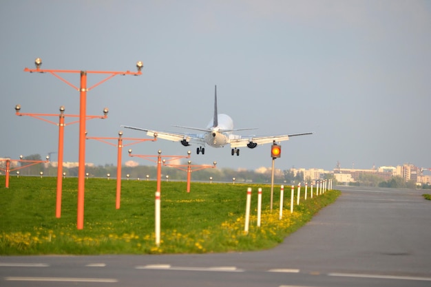 Avião a jato de passageiros pousando no aeroporto