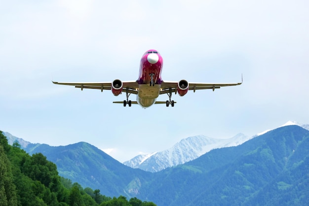 Foto avião a jato de passageiros voa no céu indústria do transporte aéreo