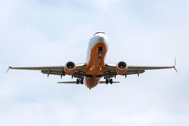 Avião a jato de passageiros voando no céu