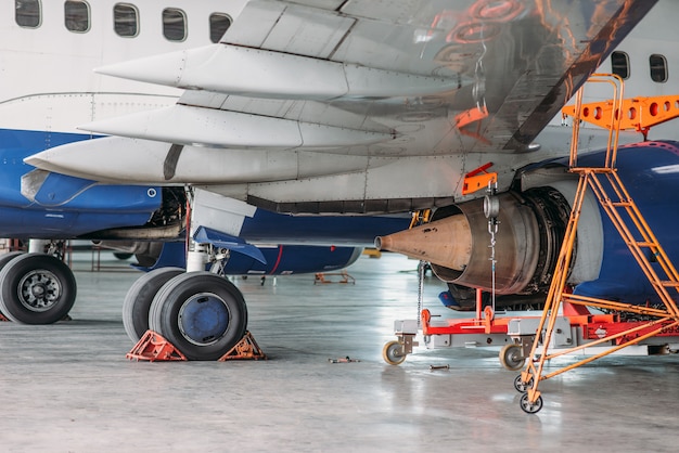 Avião a jato no hangar, inspeção antes do voo