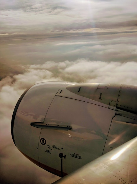 Foto avião a voar no céu