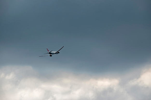 Avião a voar num dia nublado