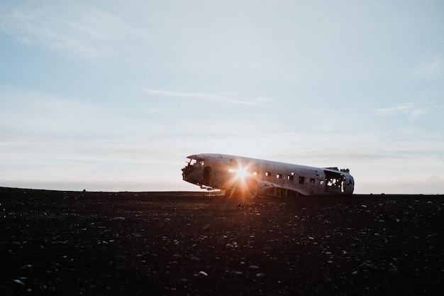 Avião abandonado contra o céu durante o pôr do sol