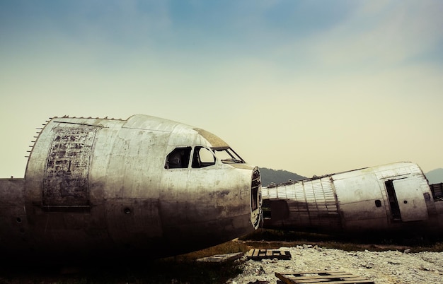 Foto avião abandonado contra o céu