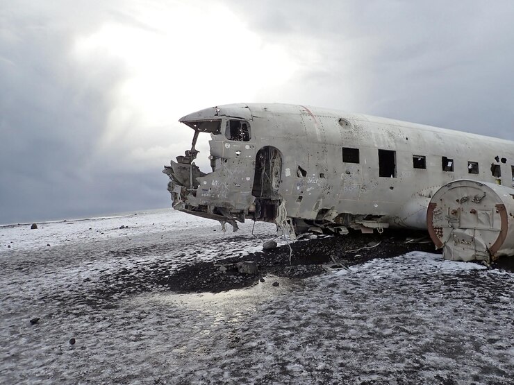 Foto avião abandonado em terra coberta de neve contra o céu