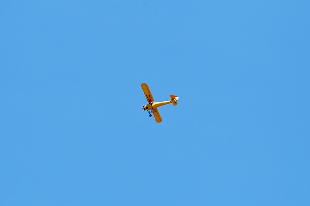 Avião amarelo voando no céu