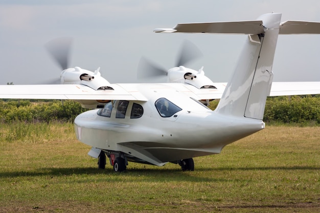 Avião anfíbio taxiando no gramado