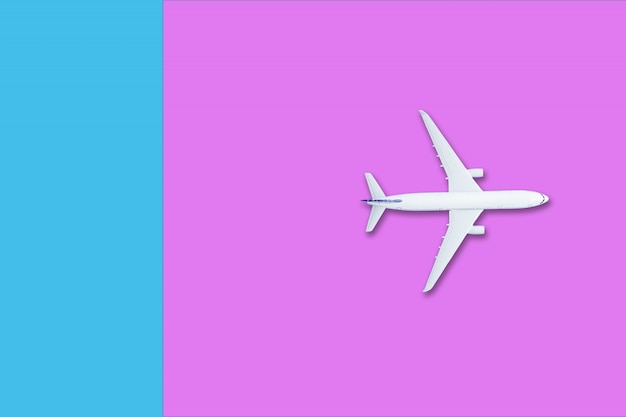 avião branco em azul e rosa