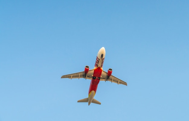 Avião com céu azul