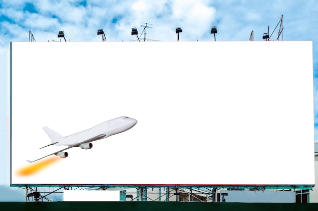 Avião com grande outdoor branco anuncia