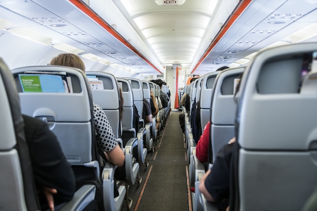 avião com passageiros em assentos esperando para decolar