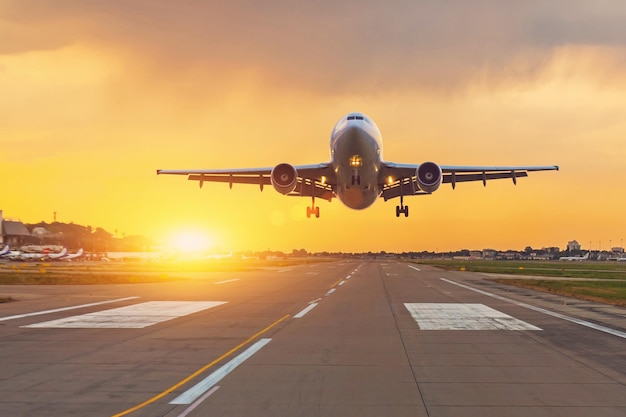 Foto avião comercial na pista ao entardecer brilhante hora do pôr do sol