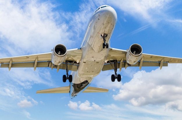 Foto avião comercial pousando no aeroporto.