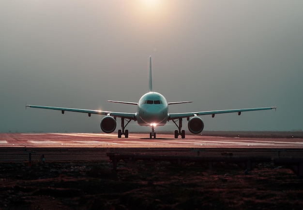 Foto avião comercial se preparando para a decolagem na vista frontal da pista