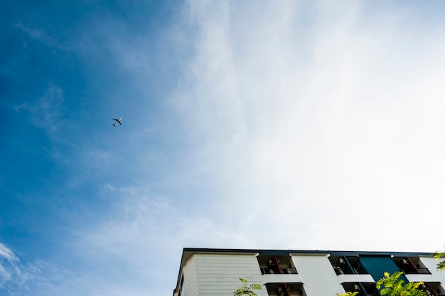 avião de ar no céu e parte do edifício