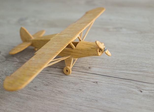 Foto avião de brinquedo de madeira