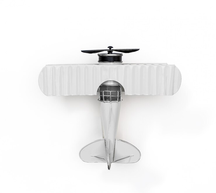 Foto avião de brinquedo de metal branco isolado no branco