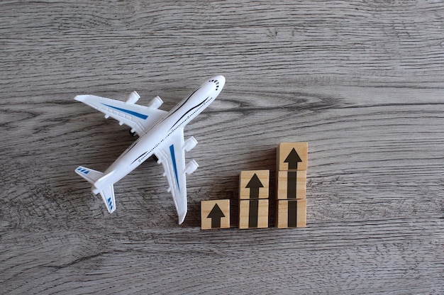 Avião de brinquedo e seta para cima Indústria de transporte de negócios com aumento de lucros e crescimento