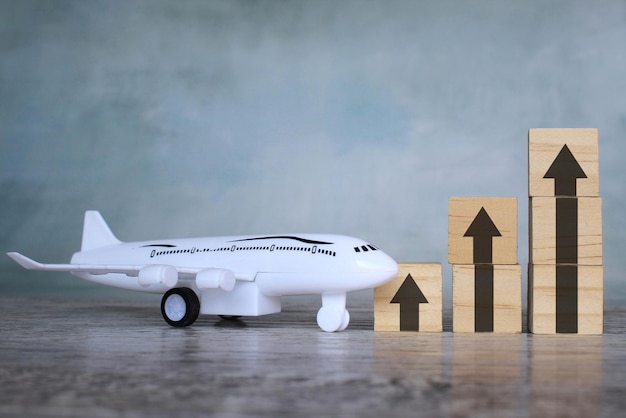 Avião de brinquedo e seta para cima Indústria de transporte de negócios com aumento de lucros e crescimento