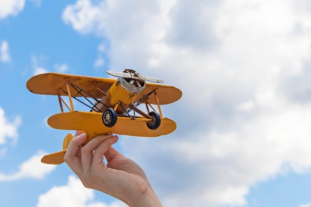 Avião de brinquedo na mão um símbolo de viagens e sonhos