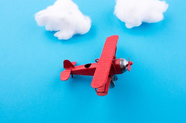 Foto avião de brinquedo no céu