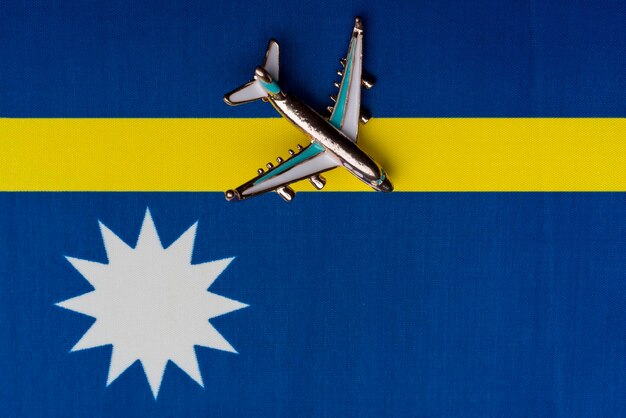 Avião de brinquedo sobre o conceito de viagem da bandeira de Nauru