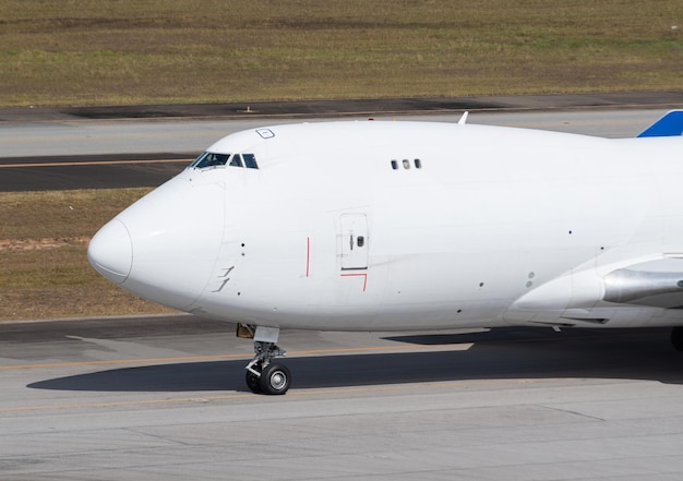 Avião de carga taxiando na pista para decolagem