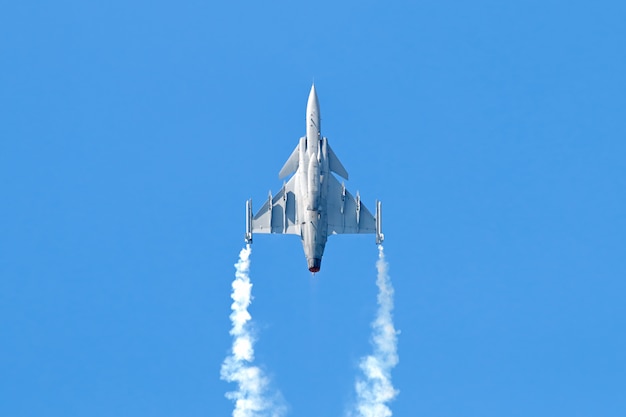 Foto avião de combate militar no céu azul