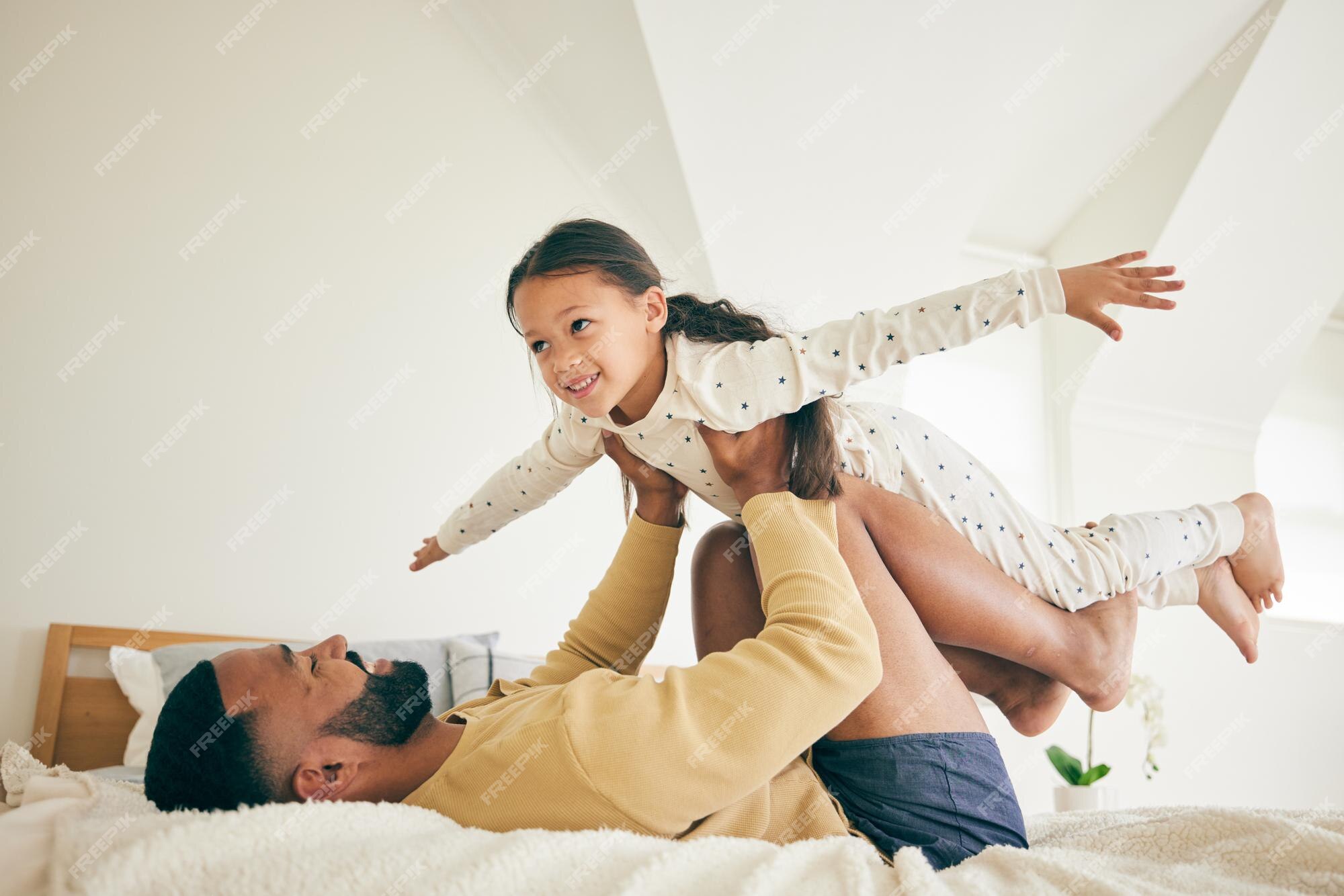 Jogo de avião e pai com filha no quarto para acordar de manhã e fim de  semana feliz animado e engraçado com homem e menina brincando na casa da  família para felicidade