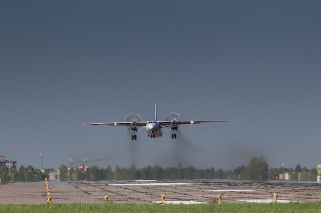 Avião de hélice civil soviético.