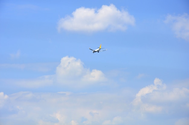 Avião de negócios de velocidade no céu azul