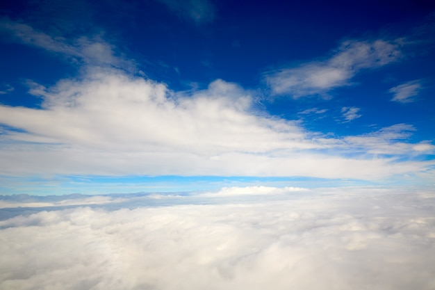Avião de nuvens mar vista aérea