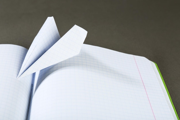 Avião de origami no notebook close-up
