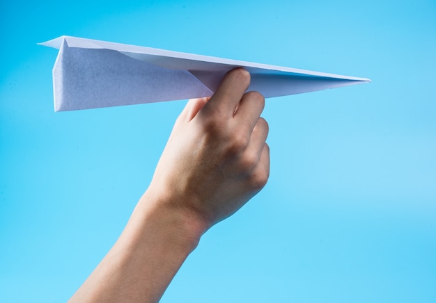 Foto avião de papel e céu azul.