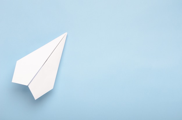 Avião de papel em um fundo azul