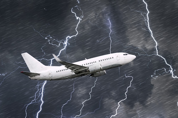 Avião de passageiros branco decola durante uma tempestade noturna com relâmpagos de chuva, mau tempo.