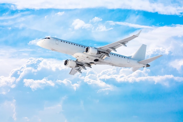 Avião de passageiros branco voa no céu pitoresco