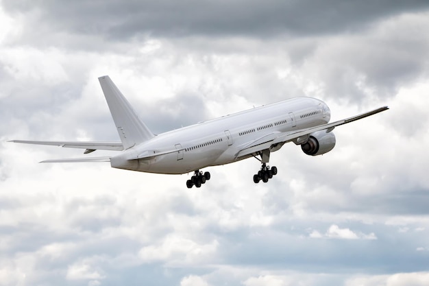 Avião de passageiros de corpo largo branco no ar na decolagem