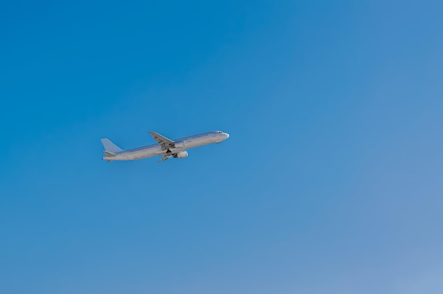 Avião de passageiros decola contra o céu azul