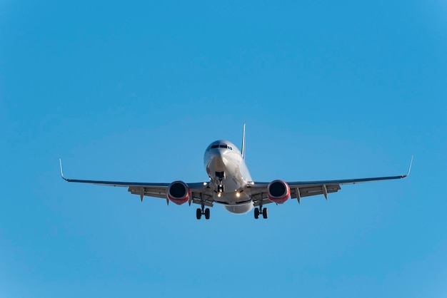 Avião de passageiros na aproximação ao pouso do aeroporto.