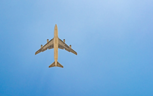 Avião de passageiros no céu azul