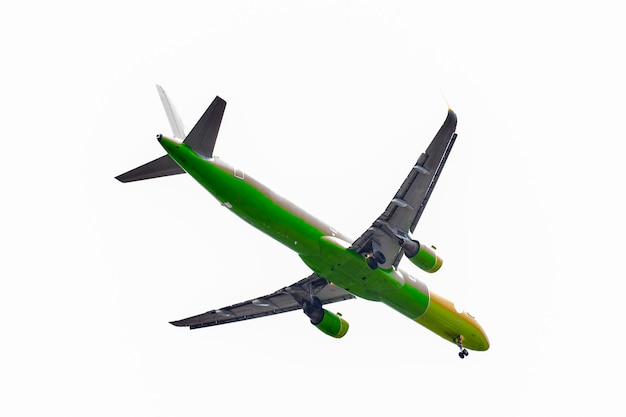 Avião de passageiros verde em um fundo branco