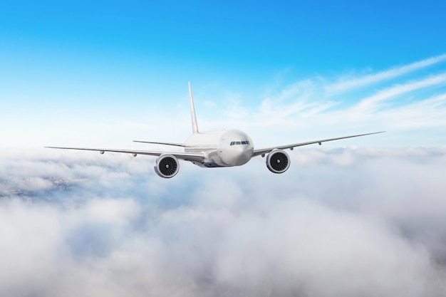 Foto avião de passageiros voa ao longo da borda de nuvens stratus baixas