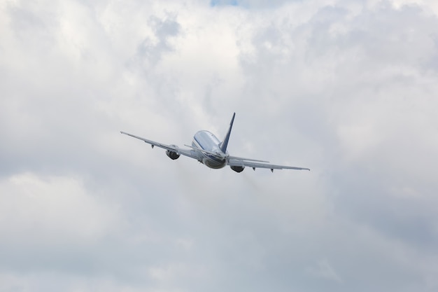 Avião de passageiros voando em céu nublado