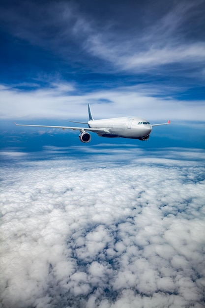 Avião de passageiros voando nas nuvens