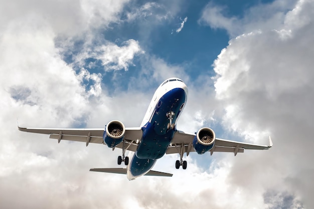 Foto avião de passageiros voando no céu azul